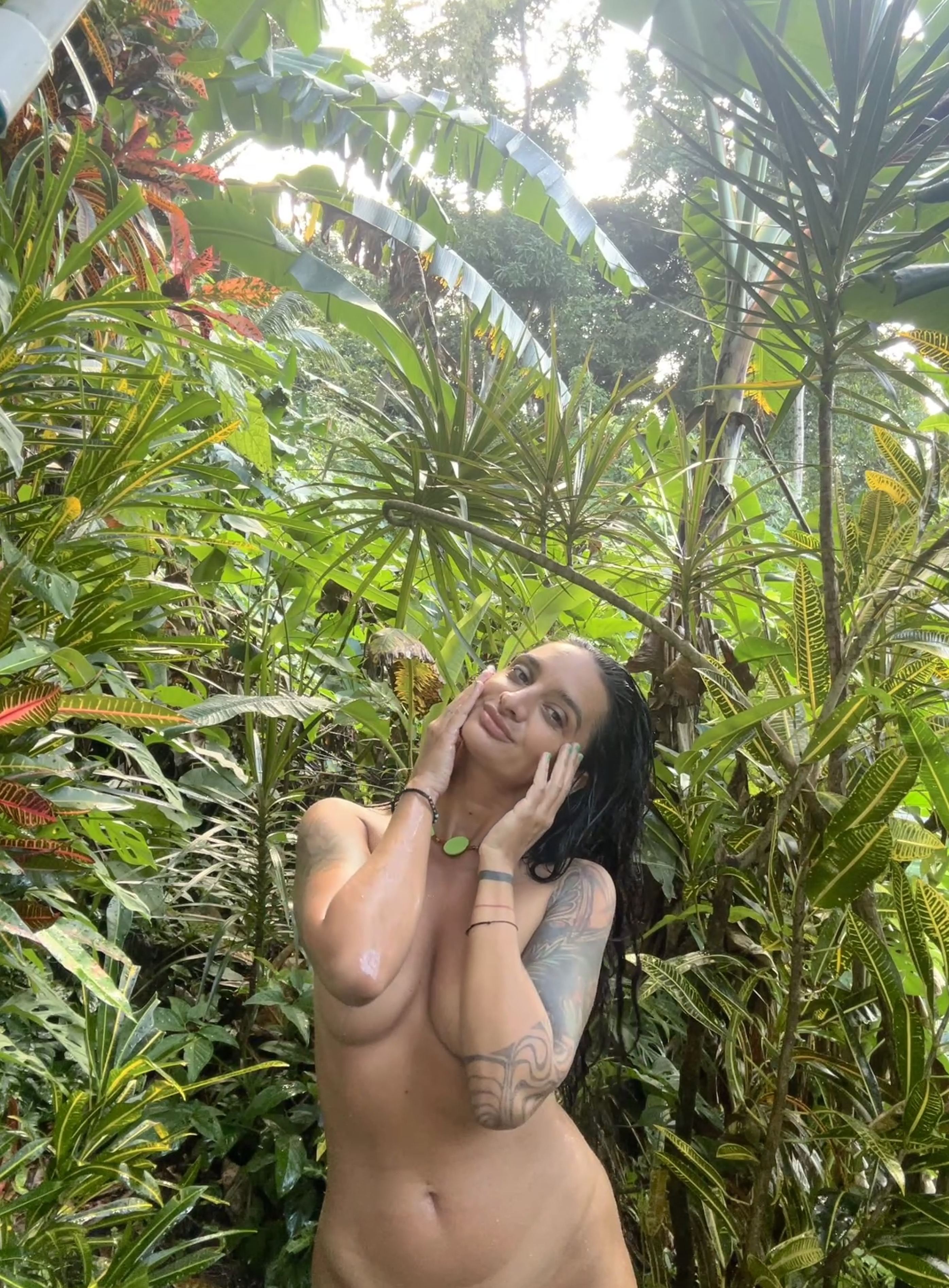 shower in paradise! what else do you need! 🌸🌿🌺