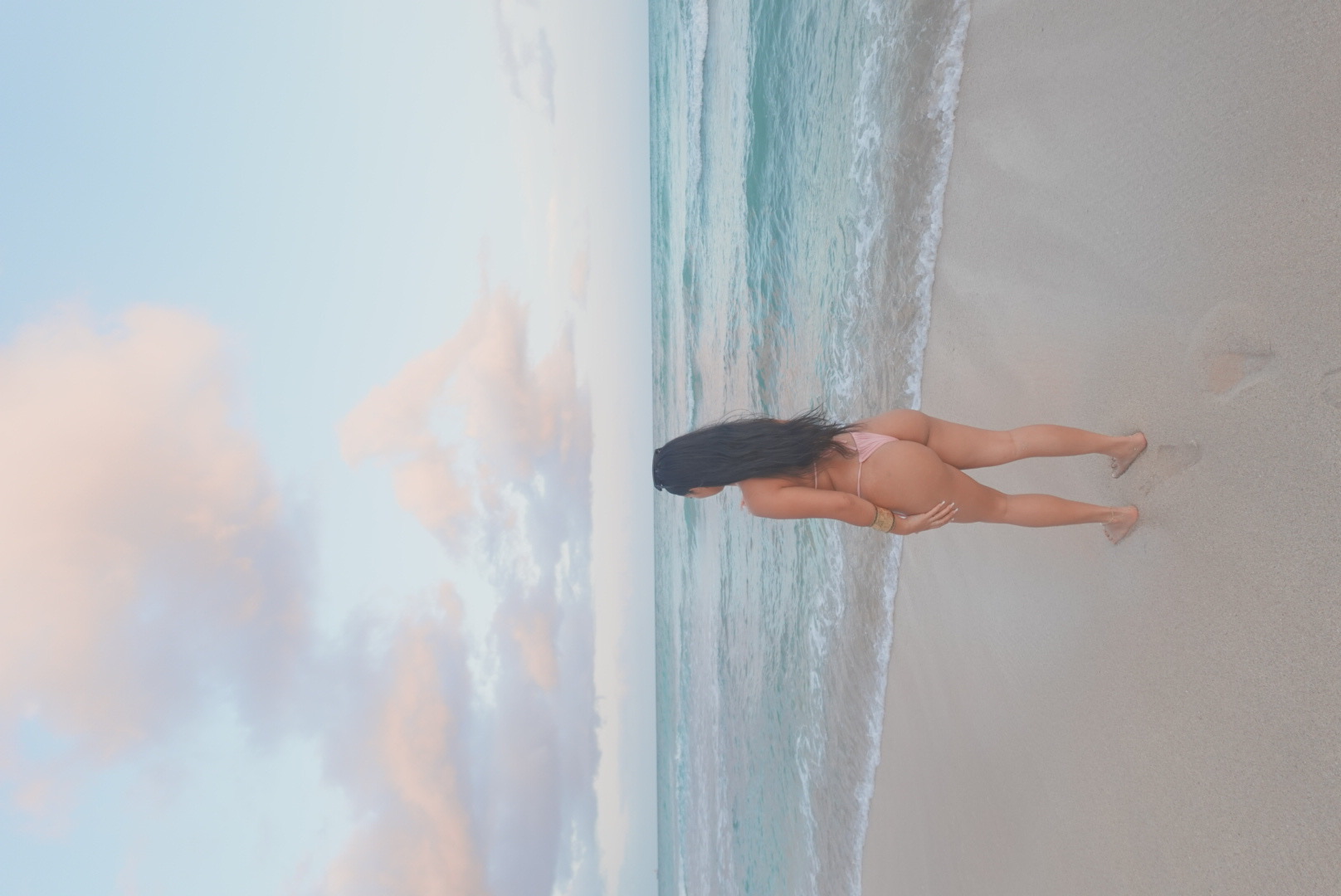 Your favorite island girl tappin in 😍 Missing the beach 🏝️
